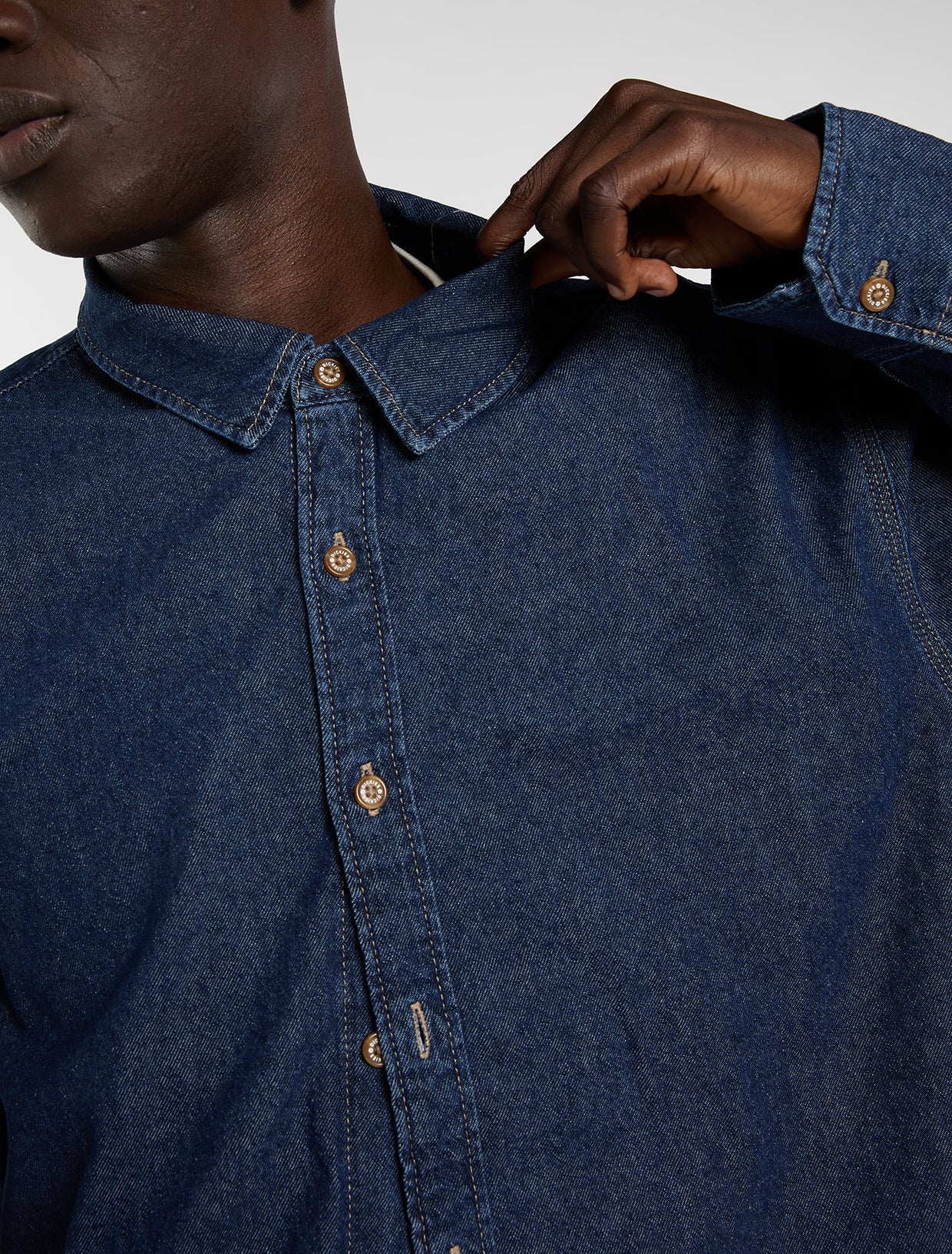 Dickies Men's Lightweight Long Sleeve Denim Shirt Dark Indigo DK0A88GYODD1 - Image 3